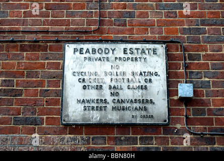 Peabody Immobilien unterschreiben Warnung gegen Ballspiele, Radfahren, Rollschuhlaufen, Straßenhändler und Straßenmusikanten auf einem privaten Grundstück Stockfoto