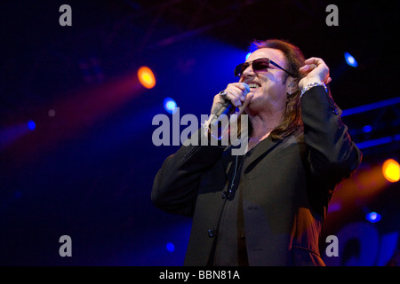 Sänger Geoff Tate der US-amerikanischen Progressive-Metal-Band Queensryche Leben Rock Sound Festival in Huttwil, Schweiz, Europa Stockfoto