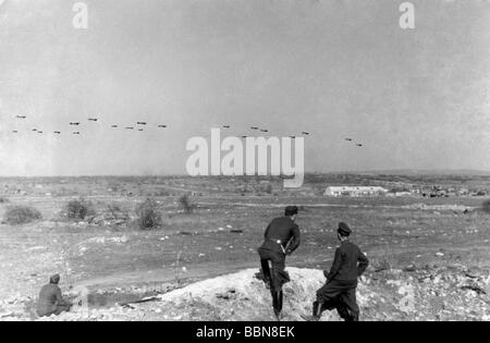 Ereignisse, Zweiter Weltkrieg / 2. Weltkrieg, Russland, Luftkrieg, deutsche Flugzeugbildung über der Krim bei Sewastopol, 26.4.1944, Stockfoto