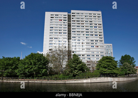 Plattenbau, vorgefertigtes Betonhochhaus auf der Fishers' Island an der Spree in Berlin, Deutschland, Europa Stockfoto