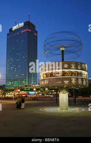 Park Inn Hotel und der Weltzeituhr auf dem Alexanderplatz in Berlin, Deutschland, Europa Stockfoto