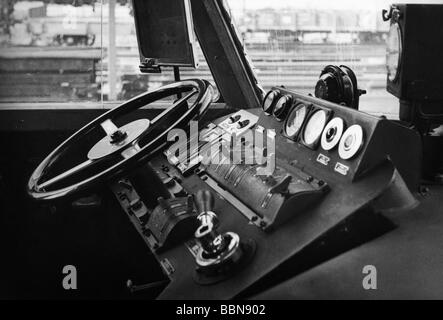 Transport/Transport, Eisenbahn, Lokomotiven, Elektrolokomotive, Innenansicht, Führerhaus, 'Schienenbblitz' ("Schienenbolke"), Schweiz, 1930er Jahre, Stockfoto