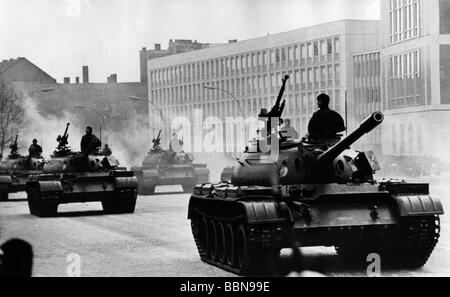 Militär, Ostdeutschland, Nationale Volksarmee, Landstreitkräfte, T-55 Panzer, Parade, 20. Jahrestag des Endes Des Zweiten Weltkriegs, Marx-Engels-Platz, Ostberlin, 9.5.1965, DDR, NVA, T55, T 55, 20. Jahrhundert, historisch, historisch, Menschen, 1960er Jahre, Stockfoto