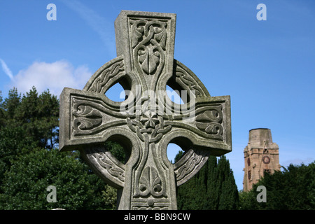 Nahaufnahme von Keltisches Kreuz Grabstein im Flaybrick Memorial Friedhof Gärten, Bidston Hill, Wirral, Merseyside, England, UK Stockfoto