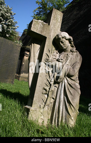 Grabstein Engel mit Kreuz In St James Friedhof, Anglican Cathedral, Liverpool, Merseyside, UK Stockfoto