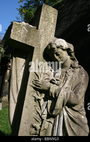 Grabstein Engel mit Kreuz In St James Friedhof, Anglican Cathedral, Liverpool, Merseyside, UK Stockfoto