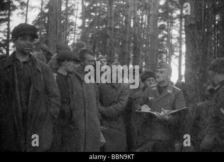 Ereignisse, Zweiter Weltkrieg/zweiter Weltkrieg, Russland, Kriegsgefangene, deutsche Luftwaffensoldaten mit gefangenen sowjetischen Soldaten, Mitte Juli 1941, Stockfoto