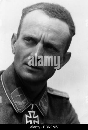 Veranstaltungen, Zweiter Weltkrieg / zweiter Weltkrieg, Russland 1944 / 1945, Krim, Sewastopol, Leutnant Johann (Hans) Muhr, 5. / Flak - Abordnung 505, Träger des Ritterkreuzes, Foto aufgenommen am 30.4.1944, Porträt, Soldat, Soldaten, Personen, Medaille, Oberstleutnant, Luftwaffe, Wehrmacht, 20. Jahrhundert, historisch, Historisches, Drittes Reich, Ostfront, AA, Flugabwehr, Sowjetunion, UdSSR, Deutschland, Offizier, Offiziere, Empfänger, Empfänger, 40er Jahre, Menschen, Stockfoto