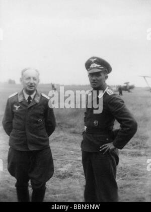 Ereignisse, Zweiter Weltkrieg/Zweiter Weltkrieg, Russland, Luftkrieg, Luftwaffensoldaten auf einem Flugplatz in Russland, Mitte Juli 1941, im Hintergrund ein Nahunterstützungsflugzeug Henschel Hs 123, Stockfoto