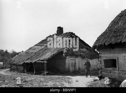 Veranstaltungen, Zweiter Weltkrieg / zweiter Weltkrieg, Russland 1941, Luftwaffe Soldat unter russischen Bauernhäusern, Sommer 1941, Stockfoto