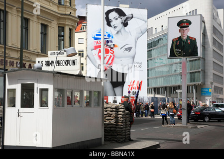 Check Point Charlie und das Plakat von Dita Von Teese Berlin Deutschland Europa Stockfoto