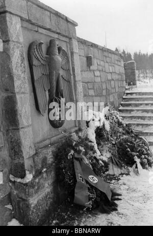 Nationalsozialismus/Nationalsozialismus, Embleme, Kaiseradler (Reichsadler) am Eingang eines deutschen Militärfriedhofs, ca. 1942, Stockfoto