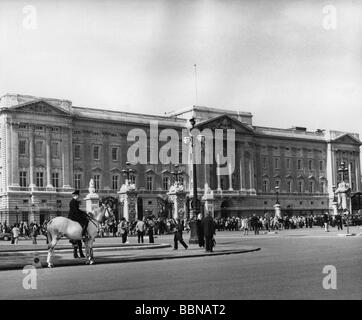 Geographie/Reise, Großbritannien, London, Gebäude, Buckingham Palace und Monument für Queen Victoria, Außenansicht, 1970er Jahre, Stockfoto