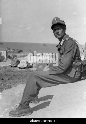 Ereignisse, Zweiter Weltkrieg/Zweiter Weltkrieg, deutsche Wehrmacht, Leutnant der Gebirgstruppen, wahrscheinlich Gebirgsjaeger-Regiment (Gebirgs-Regiment) 99, Griechenland 1943/1944, Deutschland, Drittes Reich, Militär, 20. Jahrhundert, historisch, historisch, Soldat, Offizier, Offiziere, Uniform, Uniformen, Auto, Autos, Gebirgsjager, Gebirgsjager, 40er Jahre, Menschen, Stockfoto