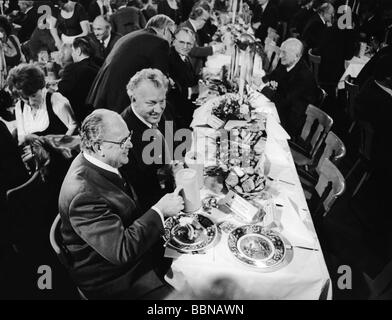 Schoerghuber, Josef, 14.4.1920 - 18.5.1995, deutscher Geschäftsmann, auf halber Länge, mit dem bayerischen Ministerpräsidenten Franz Josef Strauß und dem Bundestagsabgeordneten Richard Stuecklen, Eröffnung Starkbier Saison, Salavator Keller, Nockherberg, München, ca. 1980, Stockfoto