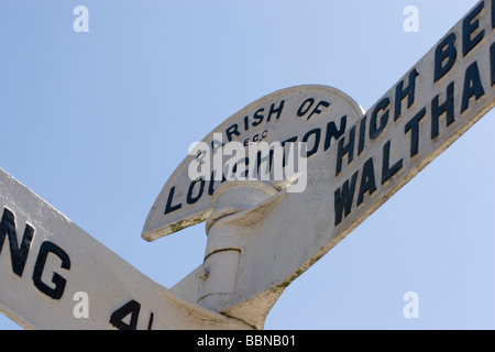 Wegweiser Loughton, Essex. Loughton ist eine Stadt in Essex, England, die für ihre Nähe zum Epping Forest und ihren historischen Charme bekannt ist Stockfoto