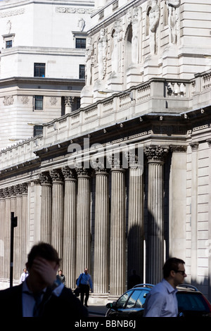 Säulen der Bank of England Threadneedle Street London UK mit Pendlern bei Sommerwetter Stockfoto