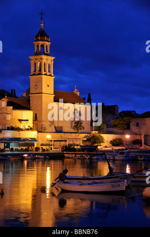 Angelboote/Fischerboote im Hafen von Sutivan vor der Kirche Sveti Ivan, Insel Brac, Dalmatien, Kroatien, Balkan, Europa Stockfoto