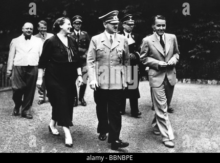 Hitler, Adolf, 20.4.1889 - 30.4.1945, deutscher Politiker (NSDAP), Führer und Reichskanzler seit 1933, volle Länge, mit Winifried Wagner und ihren Söhnen in Bayreuth, ca. 1940, Stockfoto