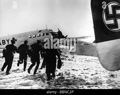 Ereignisse, Zweiter Weltkrieg / 2. Weltkrieg, Russland, Stalingrad 1942 / 1943, Rettungswagen Männer, die zum Transport von Flugzeugen laufen Junkers Ju 52, Winter 1942 / 1943, Stockfoto