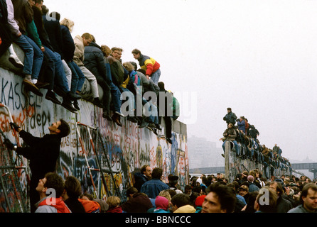 Geografie/Reisen, Deutschland, Fall der Berliner Mauer, an der Mauer stehende Menschen, Berlin, 10.11.1989, historisch, historisch, 20. Jahrhundert, 1980er, 80er Jahre, Eröffnung, Down, November 89, November 89, Ostdeutschland, Ostdeutschland, Ostdeutschland, Deutsche Grenze, Menschen, Stockfoto