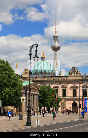 Historischen Zeughaus Museum Unter Den Linden und TV-Tower Berlin Deutschland Europa Stockfoto