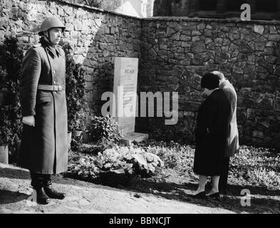 Mann, Heinrich, 27.3.1871 - 12.3.1950, deutsche Autorin/Schriftstellerin, seine Beerdigung, Miss Askenasy Mann mit ihrem Mann am Grab, Berlin, 25.3.1961, Stockfoto