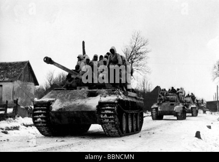 Ereignisse, Zweiter Weltkrieg / Zweiter Weltkrieg, Russland 1944 / 1945, deutsche "Panther"-Panzer mit montierter Infanterie auf dem Weg zu einem Gegenangriff, Petchara am Fluss Bug, 13.1.1944, Stockfoto