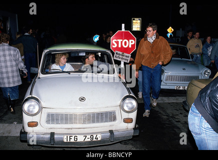 Geografie/Reisen, Deutschland, Fall der Berliner Mauer, DDR-Bürger im Trabantwagen am Kontrollpunkt, Berlin, November 1989, historisch, 20. Jahrhundert, 1980er, 80er, Eröffnung, nieder, Nacht, Menschen, feiern, glücklich, begrüßen, begrüßen, begrüßen, begrüßen, November 89, November 89, Stockfoto