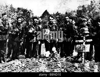 Ereignisse, Zweiter Weltkrieg/Zweiter Weltkrieg, deutsche Wehrmacht, Soldaten am Grab eines gefallenen Kameraden, ca. 1940, Stockfoto