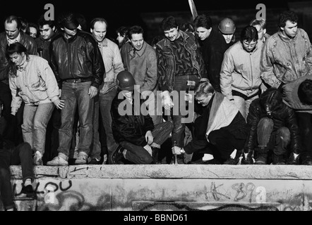 Geografie/Reisen, Deutschland, Wiedervereinigung, Berlin, Berliner Mauer, junge Leute treffen auf die Mauer, feierten die Eröffnung, Pariser Platz vor dem Brandenburger Tor, 10. / 11.11.1989, DDR, Ostdeutschland, historisch, historisch, Brandenburger Tor, Herbst, Herbst, 20. Jahrhundert, 1980er, 80er, Ereigniswende, Geschichte, Politik, Klettern, Hit, Stücke, November 89, November 89, Stockfoto