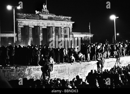 Geographie/Reisen, Deutschland, Wiedervereinigung, Berlin, Berliner Mauer, an der Mauer stehende junge Leute, die die Eröffnung feierten, Pariser Platz vor dem Brandenburger Tor, 10. / 11.11.1989, DDR, Ostdeutschland, historisch, historisch, Brandenburger Tor, Herbst, 20. Jahrhundert, 1980er, 80er, Wende, Geschichte, Politik, Klettern, November 89, November 89, Stockfoto