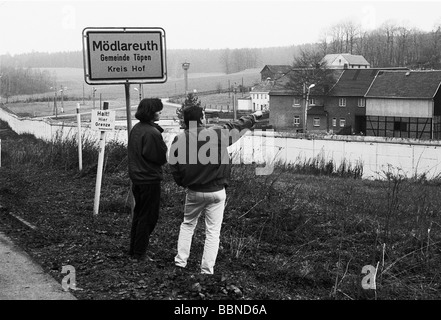 Geografie/Reisen, Deutschland, Wiedervereinigung, Bayern, Moedlareuth, Fußgänger in Richtung DDR, 15.11.1989, Ostdeutschland, historisch, Ostdeutschland, Ostdeutschland, Ostdeutsche Mauer, Grenzdurchfahrt durch ein Dorf namens Little Berlin, Todesstreifen, Schild, Barriere, Eröffnung, Fall Down, Politik, 1980er, 80er Jahre, Menschen, Fußgänger, Modlareuth, Mödlareuth, November 89, 20. November, 89. Stockfoto