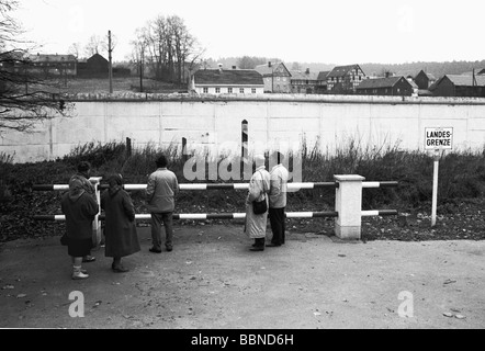 Geografie/Reisen, Deutschland, Wiedervereinigung, Bayern, Moedlareuth, Fußgänger in Richtung DDR, 15.11.1989, Ostdeutschland, historisch, Ostdeutschland, Ostdeutsche Mauer, Grenzdurchfahrt durch ein Dorf namens Little Berlin, Todesstreifen, Schild, Absperrung, Eröffnung, Fall Down, Politik, 1980er, 80er Jahre, Menschen, Fußgänger, November 89, 20. November, Stockfoto