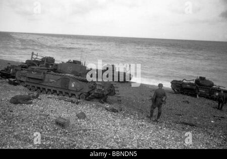 Ereignisse, Zweiter Weltkrieg/Zweiter Weltkrieg, Frankreich, Dieppe, 19.8.1942, zerstörte gepanzerte Fahrzeuge des 14. Kanadischen Armee-Panzer-Regiments (Calgary Tanks) am Strand, Stockfoto