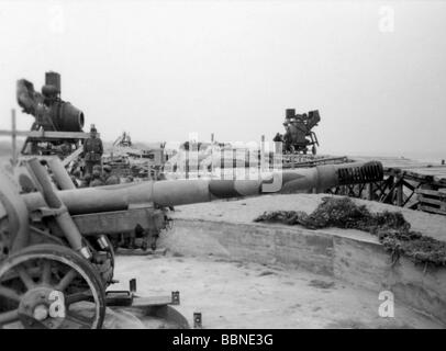 Ereignisse, Zweiter Weltkrieg / Zweiter Weltkrieg, Frankreich, Atlantikwall, deutsche Artillerie-Einbettung an der französischen Westküste bei Biarritz, 28.4.1943, im Hintergrund Bau von Bunkern in Arbeit, Stockfoto