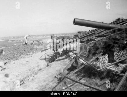 Ereignisse, Zweiter Weltkrieg/Zweiter Weltkrieg, Frankreich, Atlantikwall, getarnte deutsche Waffeneinbringung an der französischen Westküste bei Biarritz, 28.4.1943, Soldaten, die Schutzräume graben, Stockfoto