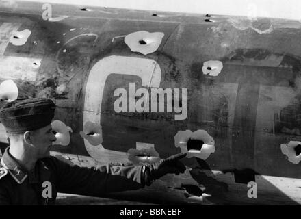 Ereignisse, Zweiter Weltkrieg/zweiter Weltkrieg, Luftkrieg, Flugzeug, abgestürzt/beschädigt, deutscher Bomber Dornier Do 17 zurück von einer Mission gegen England, getroffen von einem britischen Jagdflugzeug und AA-Feuer, Lille, Frankreich, Herbst 1940, Flugabwehrflugzeug, 20. Jahrhundert, historisch, historisch, Schlacht um Großbritannien, Do-17, Do17, Bomber, Luftwaffe, Wehrmacht, Deutschland, Drittes Reich, Flugzeug, Flieger, Flieger, Flieger, Soldat, Besatzungsmitglied, zeigen, zeigen, auf, Loch, Leute, vierziger Jahre, Stockfoto