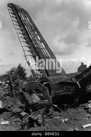 Ereignisse, Zweiter Weltkrieg/zweiter Weltkrieg, Luftkrieg, Flugzeug, abgestürzt/beschädigt, Wrackteile eines britischen Kurz-Stirling-Bombers, am 30.5.1942 über Paris abgeschossen, Wrack, RAF, Royal Air Force, Flugzeug, Flugzeuge, 20. Jahrhundert, historisch, historisch, England, Großbritannien, zerstört, Bombenkrieg, Bomberkommando, deutscher Soldat, Untersuchung, Heckeinheit, Frankreich, Bombenangriff, vierziger Jahre, Stockfoto