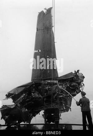 Ereignisse, Zweiter Weltkrieg/zweiter Weltkrieg, Luftkrieg, Flugzeug, abgestürzt/beschädigt, Wrackteile eines abgeschossenen britischen Bombers werden etwa ab dem Jahr 1942 aus dem Meer, Frankreich, geborgen. Stockfoto