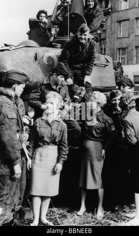 Geografie/Reisen, Deutschland, Berlin, Mauer, Bau, Mädchen der Freien Deutschen Jugend (FDJ), die Panzereinheit Nationale Volksarmee (Nationale Volksarmee, NVA) an der Sektorgrenze, 18.8.1961, besuchen Stockfoto