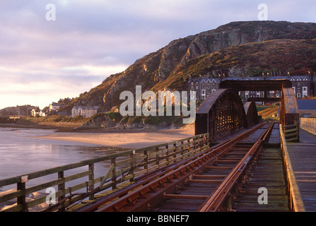 Bahngleise über Barmouth Brücke mit Barmourth im Hintergrund Stockfoto