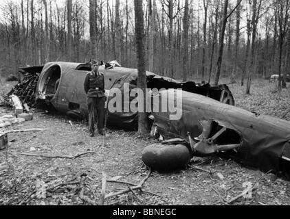 Ereignisse, Zweiter Weltkrieg/zweiter Weltkrieg, Luftkrieg, Flugzeug, abgestürzt/beschädigt, Wrackteile eines schweren britischen Bombers Handley Page "Halifax", das am 9.4.1943 von einem deutschen Nachtjäger in der Nähe von Compiegne, Frankreich, abgeschossen wurde, Stockfoto