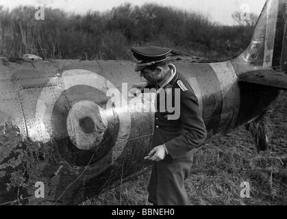 Ereignisse, Zweiter Weltkrieg/zweiter Weltkrieg, Luftkrieg, Flugzeug, abgestürzt/beschädigt, deutscher Offizier, der einen überlebenden britischen Jagdflieger Supermarine Spitfire, Frankreich, ca. 1942 untersucht, Stockfoto