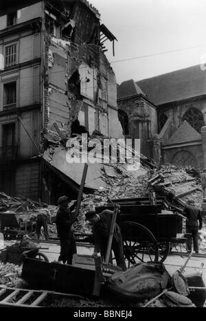 Ereignisse, Zweiter Weltkrieg/zweiter Weltkrieg, Luftkrieg, Frankreich 1942/1943, Ruinen in Rouen nach einem britischen luftangriff, September 1942, 20. Jahrhundert, historisch, zerstört, Zerstörung, Ruine, Bombenangriff, Aufräumarbeiten, Männer, Säuberung, Reinigung, Karren, Trümmer, RAF, Royal Air Force, Bomber Command, Menschen, vierziger Jahre, Stockfoto