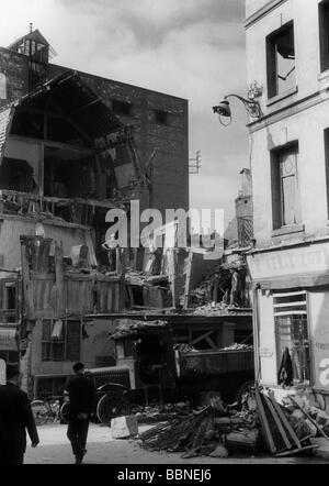 Ereignisse, Zweiter Weltkrieg/zweiter Weltkrieg, Luftkrieg, Frankreich 1942/1943, Ruinen in Rouen nach einem britischen luftangriff, September 1942, 20. Jahrhundert, historisch, zerstört, Zerstörung, Ruine, Bombenangriff, Aufräumarbeiten, Männer, Säuberung, LKWs, Trümmer, RAF, Royal Air Force, Bomber Command, Menschen, vierziger Jahre, Stockfoto