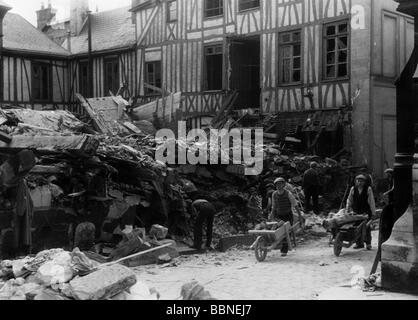 Ereignisse, Zweiter Weltkrieg/zweiter Weltkrieg, Luftkrieg, Frankreich 1942/1943, Ruinen in Rouen nach einem britischen luftangriff, September 1942, 20. Jahrhundert, historisch, zerstört, Zerstörung, Ruine, Bombenangriff, Aufräumarbeiten, Männer, Säuberung, Aufräumarbeiten, Schubkarren, Schubkarren, Trümmer, RAF, Royal Air Force, Bomber Command, Menschen, vierziger Jahre, Stockfoto