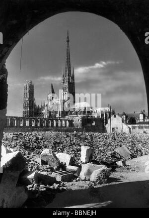 Ereignisse, Zweiter Weltkrieg/zweiter Weltkrieg, Luftkrieg, Frankreich 1942/1943, Ruinen in Rouen nach einem britischen luftangriff, September 1942, Blick auf die Kathedrale, 20. Jahrhundert, historisch, historisch, zerstört, Zerstörung, Ruine, Bombenangriff, Trümmer, RAF, Royal Air Force, Bomber Command, Torbogen, Menschen, vierziger Jahre, Stockfoto
