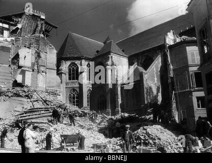 Ereignisse, Zweiter Weltkrieg/zweiter Weltkrieg, Luftkrieg, Frankreich 1942/1943, Ruinen in Rouen nach einem britischen luftangriff, September 1942, 20. Jahrhundert, historisch, zerstört, Zerstörung, Ruine, Bombenangriff, Aufräumarbeiten, Männer, Säuberung, Aufräumarbeiten, Schubkarren, Schubkarren, Trümmer, RAF, Royal Air Force, Bomber Command, Menschen, vierziger Jahre, Stockfoto