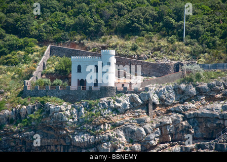 Eine isolierte Villa in Form eines kleinen Schlosses am Westrand des Argentario, toskanischen Küste in der Provinz Grosseto. Stockfoto